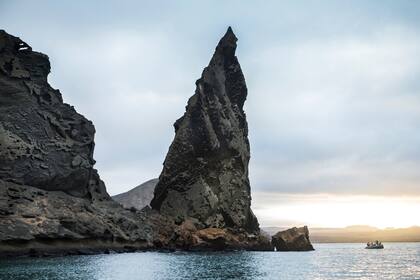 La emblemática figura del Pináculo, en la pequeña isla Bartolomé, una de las más jóvenes del archipiélago.