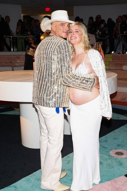 Grace & Alan Faena, los anfitriones. Grace es hija de James Goldsmith, uno de los desarrolladores de real estate más importantes y poderosos de Estados Unidos. En mayo de 2021, durante el cumpleaños de su madre Mónica en el Saxony, el bar del Hotel Faena, conoció a Alan.