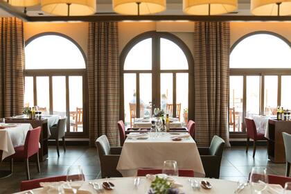 Ambiente sobrio y elegante en el restaurante de Grace Cafayate.