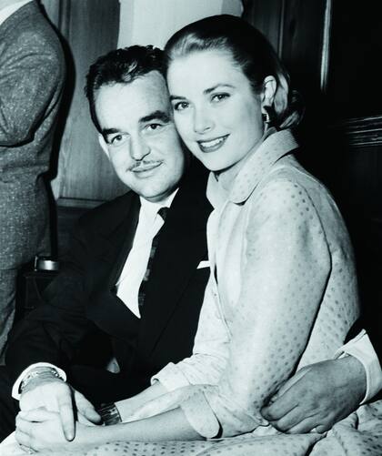 Grace, en brazos de Rainiero Grimaldi, príncipe de Mónaco, con quien se casó en 1956