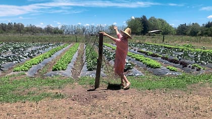 Grace en su chacra, donde tiene una huerta orgánica