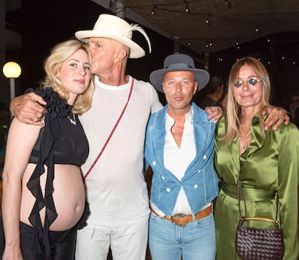 Grace Faena, mostrando su pancita de cuatro meses, con su marido, Alan Faena (la pareja se casó en marzo del año pasado); Gaby Alvarez y su mujer, Lucrecia Gamundi. con un diseño de Chiffique.