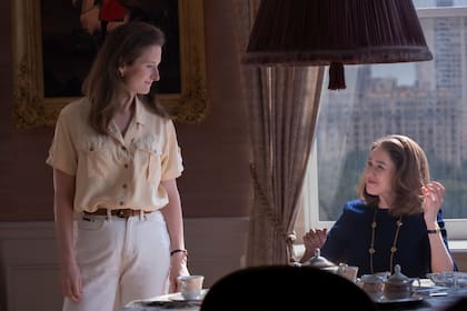 Grace Gummer como Caroline Kennedy y Naomi Watts como Jackie