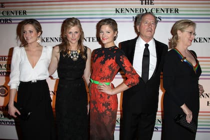 Grace Gummer junto a sus hermanas, las también actrices Mamie y Louisa Gummer, y sus padres Don Gummer y Meryl Streep