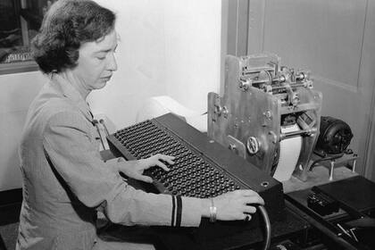 Grace Hopper programando para la Mark 1 en 1944