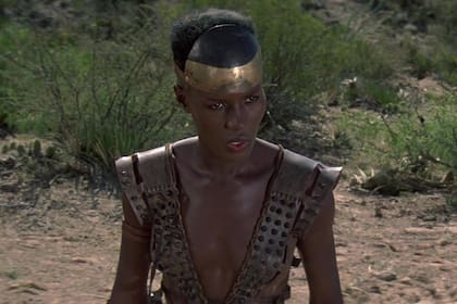 Grace Jones como Zula, el personaje que la hizo conocida en todo el mundo
