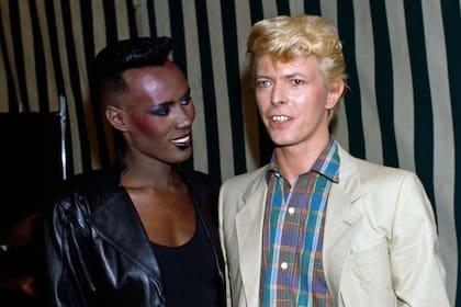 Grace Jones junto a David Bowie en los suburbios de París, en 1983.
