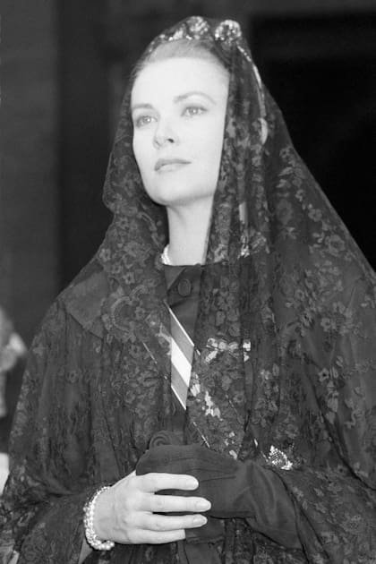 Grace Kelly, de riguroso negro en
su visita al Vaticano, el 18 de junio de 1959. En aquel entonces, las princesas no tenían acceso al privilège du blanc