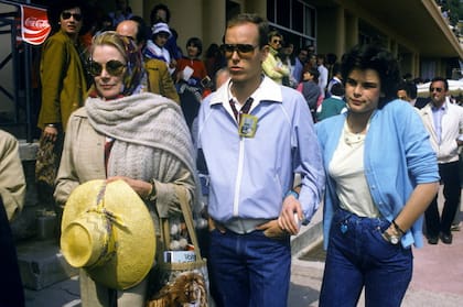 Grace Kelly junto a sus dos hijos menores, el príncipe Alberto y la princesa Estefanía. La imagen fue tomada en el Torneo de Tenis de Mónaco, el 5 de abril de 1982, seis meses antes del accidente que resultaría fatal para la mujer de Rainiero III.