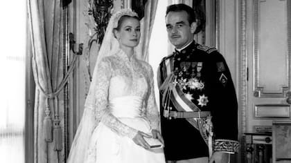 Grace Kelly y el príncipe Rainiero III de Mónaco, en el día de su boda