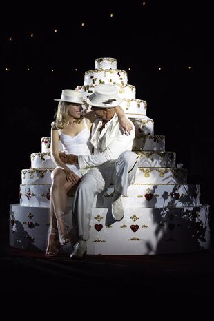 Grace se cambió tres veces. Este vestido corto era de Dolce & Gabbana.