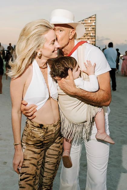 Grace y Alan Faena, con su bebita Rubi Roses, de un año, en la playa del hotel que tienen en Miami Beach, en el atardecer previo al gran evento