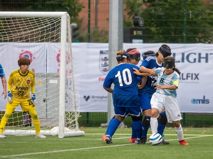 Gracia Sosa, la capitana de las Murciélagas, escapa de una masiva marca japonesa en la definición de Birmingham 2023, el primer mundial de fútbol de mujeres ciegas.