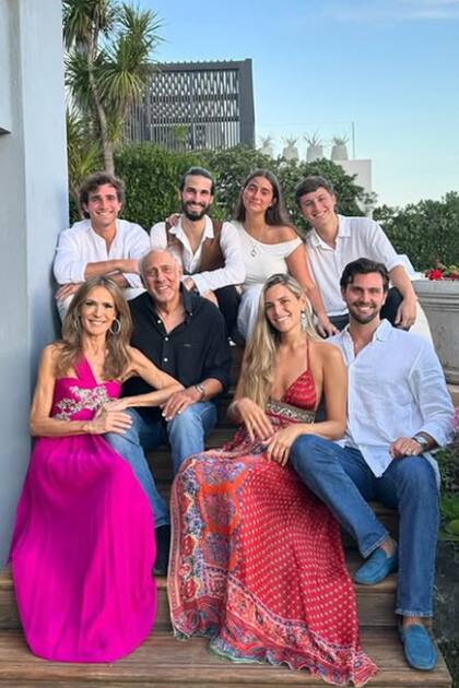 "Gracias 2024 por haber sido extraordinario. Tantas alegrías, tantas sorpresas y mucho aprendizaje", escribió Franco en sus redes sociales tras compartir una foto con sus más íntimos. A su lado, posan sus hermanos, Valentín y Azul Giordano y su amigo, Gonzalo Villalonga. Abajo: su abuelo, Gustavo Yankelevich con su pareja, Rosella Della Giovampaola; la hija de ella, María Toscana Garfunkel y su marido, Xander Alari-Williams.