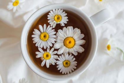 Gracias a compuestos como la apigenina y el triptófano su consumo se ha asociado tanto con la mejora del sueño como con el bienestar digestivo