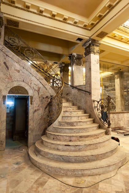 Gracias a fotos aportadas por vecinos y ex trabajadores de la confitería se podrá reconstruir una gran luminaria que se ubicaba originalmente al pie de la escalera de mármol
