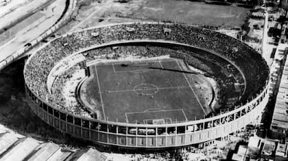 Gracias a la ayuda económica del gobierno de Juan Domingo Perón, Racing pudo construir su moderno estadio de cemento, que se llamó igual que el líder político