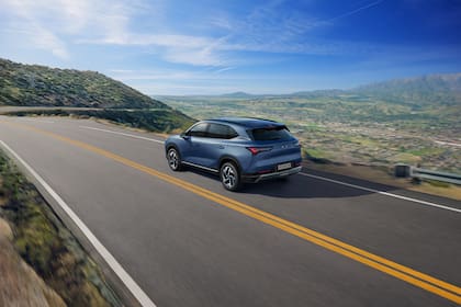 Gracias a la combinación de sus motores a combustión y eléctrico, posee una autonomía de más de 1000 km.