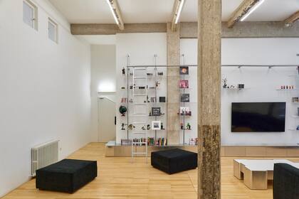 Gracias a la escalera, es fácil cambiar, reordenar y limpiar los objetos.