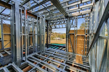 Gracias a la precisión en los procesos de construcción, el steel framing logra una estructura sólida y resistente que garantiza la durabilidad a largo plazo.