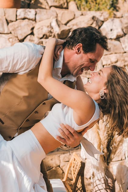 “Gracias a nuestros amigos por querernos tanto y a mi marido por ser el mejor. Empieza un nuevo viaje, gracias, Gon”, escribió la novia horas después de la romántica ceremonia en su Instagram.