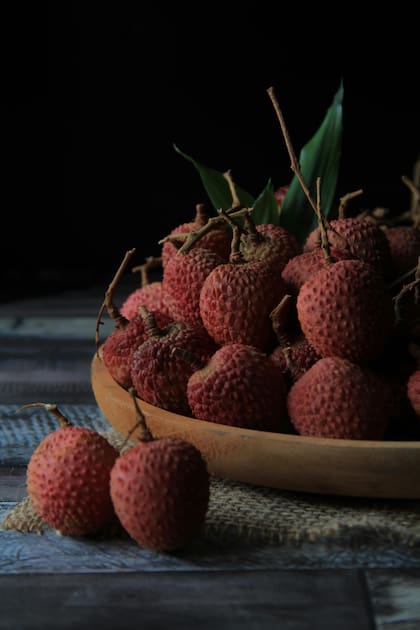 Gracias a su alto contenido de vitamina C, el lichi estimula la producción de colágeno y ayuda a mantener la piel firme