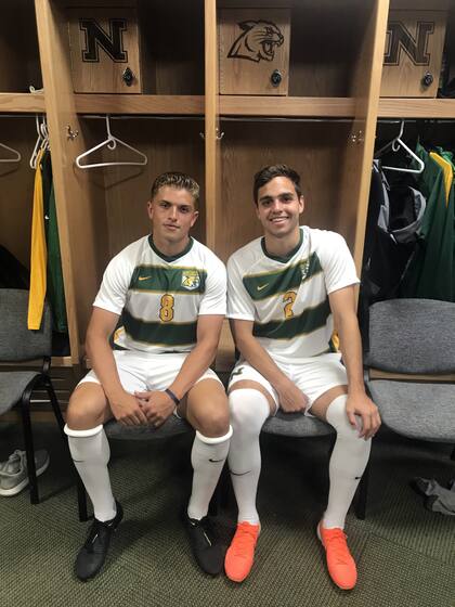 Gracias a su dominio del idioma, Francisco se integró bien al grupo y a la disciplina. (En la foto, junto a Ryan)