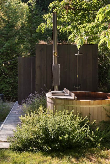 Gracias a su ubicación del spa, se puede caminar en bata al mar, sumergirse en el agua fría y volver para entrar al calor del sauna, una práctica usual en estos climas.