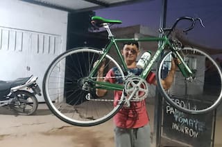 Sueño cumplido: Su familia no podía comprarle el equipamiento, la audiencia se conmovió y a sus 17 años corrió su primera carrera en bici