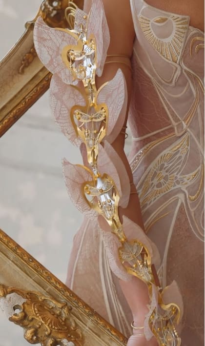 Gracias a un sistema mecánico, las alas de las mariposas en el vestido parecían tener vida