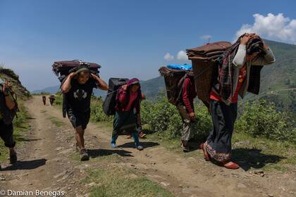 Gracias al sistema de porteadores, miles de personas recibieron alimentos, medicinas y ropa en Gorkha, Nepal, tras el terremoto de 2015