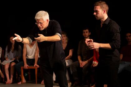 "Gracias al teatro dejé de sentirme excluido. Se aliviaron ciertas heridas que llevaba desde niño: era el raro", dice Corazza