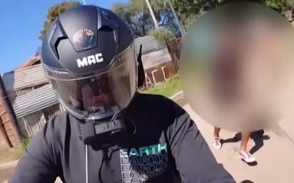 Gracias al video que estaba filmando, pudo observar con detalles la cara de su agresor