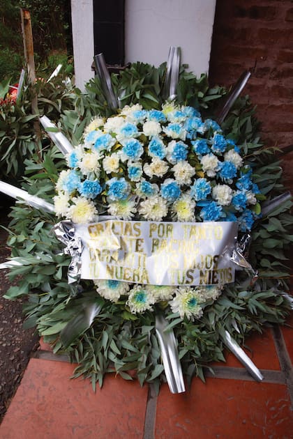 “Gracias por tanto”, se lee en la dedicatoria que sus hijos, su nuera y sus nietos le pusieron en la corona de flores con los colores del club de sus amores: Racing Club