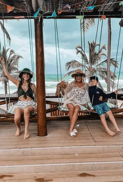 "Gracias por unas vacaciones más con mi vieja, siendo hija y madre, madre y abuela. Gracias por poder compartir esto con mis hijos. Me siento muy bendecida y feliz", expresó Repetto sobre lo que vivió