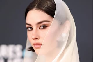 Es la hija del director de Star Trek, cantó con Taylor Swift y está detrás del tema del momento en las redes