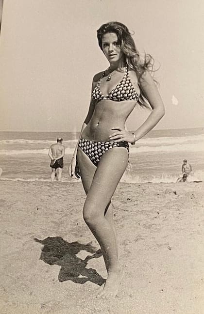 Graciela Alfano en bikini en Playa Grande, en 1971, como fue "descubierta" por un fotógrafo