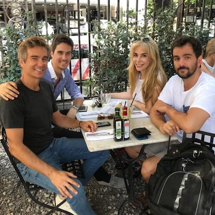 Graciela Alfano junto a sus tres hijos