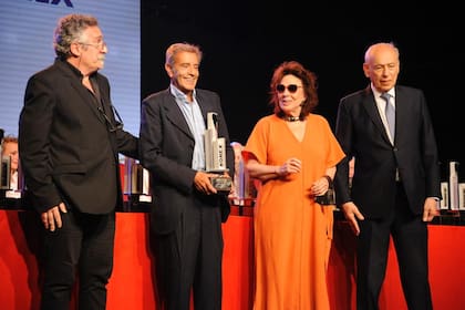 Graciela Borges en una entrega del Premio Konex junto al notable investigador y académico Jorge Dubatti, el actor Mario Alarcón y Luis Osejevitch, creador del galardón