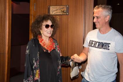 Graciela Borges junto a la placa que lleva su nombre y que está por fuera del palco del teatro (Imagen: gentileza Paula Pazos)