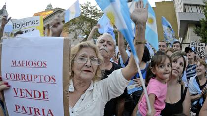 Otra complicación es que muchas sociedades latinoamericanas están políticamente polarizadas.