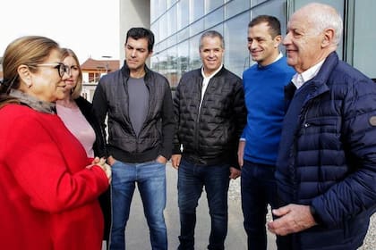 Eduardo Bucca (de azul) se alejó de Consenso Federal y se alió al Frente de Todos, pero termina su mandato en diciembre