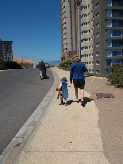 Graciela con su nieta de paseo. De fondo su marido Jorge con su otro nieto
(Foto: gentileza de Graciela Balseiro)