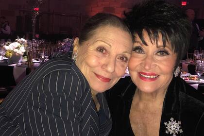 Graciela Daniele y su hermana de la vida Chita Rivera, cuando recibió el “Chita Rivera Award”, en 2018