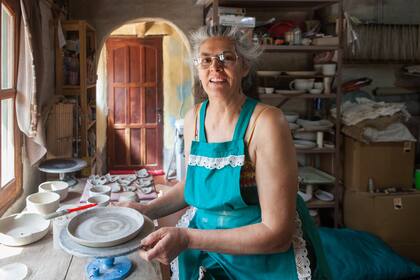 Graciela Darwich hace cerámica y tiene un taller y showroom, Arte Noble.