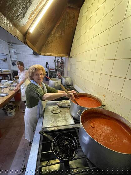Graciela, en plena elaboración del tuco casero.