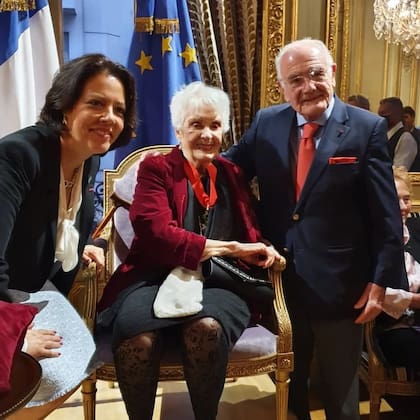 Graciela Fernández Meijide durante la ceremonia de condecoración, junto a la entonces embajadora de Francia en Argentina, Claudia Scherer-Effosse, y el doctor Armando Basso, presidente de la sección argentina de la Sociedad de Miembros.