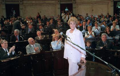 Graciela Fernández Meijide se apresta a jurar su banca de diputada en el Congreso Nacional.