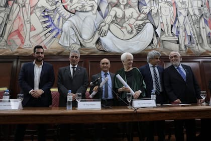 Graciela Fernández Meijide y Daniel Marcelo Salvador recibieron el título de doctora y doctor Honoris Causa de la UBA por su trabajo en la Conadep