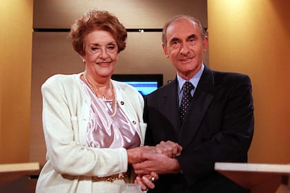 Graciela Fernández Meijide y Fernando de la Rúa se saludan antes de un debate televisivo en 1998: "Él quería a toda costa que fuera su candidata a vicepresidenta"